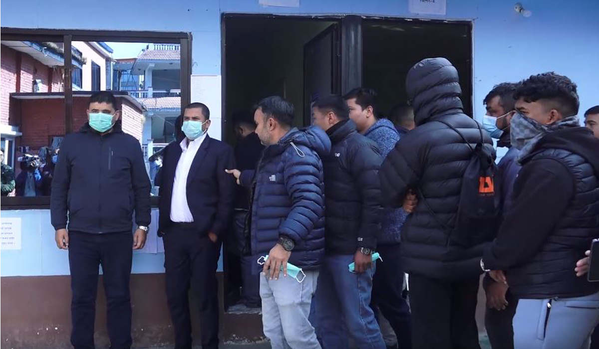 नक्कली कागजपत्र बनाएर भिजिट भिसामा विदेश पठाउने गिरोहका ३२ जना पक्राउ